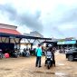 Pengendara sepeda motor keluar dari halaman Kantor KB Samsat Pamekasan. (FOTO: MOH. IQBALUL KHAVEI MZ / KLIKMADURA)