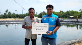 Assistant Manager Keuangan dan Umum PLN UP3 Madura, Kharisma Nur Khakim menyerahkan bantuan secara simbolis kepada ketua Pokdakan Makmur Jaya Desa Lapa Laok, Kecamatan Dungkek, Kabupaten Sumenep.