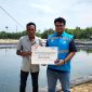 Assistant Manager Keuangan dan Umum PLN UP3 Madura, Kharisma Nur Khakim menyerahkan bantuan secara simbolis kepada ketua Pokdakan Makmur Jaya Desa Lapa Laok, Kecamatan Dungkek, Kabupaten Sumenep.