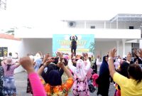 Manager Elysia Flamboyan, Elina Aye saat memimpin Zumba di halaman Kantor Royal Group.