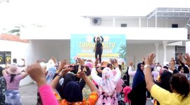Manager Elysia Flamboyan, Elina Aye saat memimpin Zumba di halaman Kantor Royal Group.