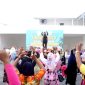 Manager Elysia Flamboyan, Elina Aye saat memimpin Zumba di halaman Kantor Royal Group.