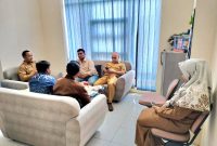 Sejumlah aktivis Famiki saat audiensi dengan Kepala Diskop dan Naker Pamekasan Muttaqin. (FOTO: MOH. IQBALUL KHAVEI MZ / KLIKMADURA)