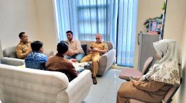 Sejumlah aktivis Famiki saat audiensi dengan Kepala Diskop dan Naker Pamekasan Muttaqin. (FOTO: MOH. IQBALUL KHAVEI MZ / KLIKMADURA)