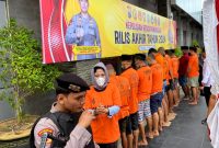 Sejumlah tersangka kasus penyalahgunaan narkoba saat ditunjukkan kepada publik di Mapolres Pamekasan. (MOH. IQBALUL KHAVEI MZ / KLIKMADURA)