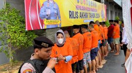 Sejumlah tersangka kasus penyalahgunaan narkoba saat ditunjukkan kepada publik di Mapolres Pamekasan. (MOH. IQBALUL KHAVEI MZ / KLIKMADURA)