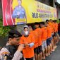 Sejumlah tersangka kasus penyalahgunaan narkoba saat ditunjukkan kepada publik di Mapolres Pamekasan. (MOH. IQBALUL KHAVEI MZ / KLIKMADURA)