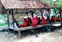 Siswa-siswi Sekolah Dasar Negeri (SDN) Gulbung 4, Kecamatan Pangarengan, Kabupaten Sampang saat belajar di gubuk.