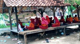 Siswa-siswi Sekolah Dasar Negeri (SDN) Gulbung 4, Kecamatan Pangarengan, Kabupaten Sampang saat belajar di gubuk.