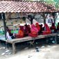Siswa-siswi Sekolah Dasar Negeri (SDN) Gulbung 4, Kecamatan Pangarengan, Kabupaten Sampang saat belajar di gubuk.