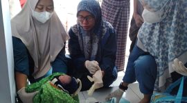 Petugas Puskesmas Pamolokan saat mengecek kondisi bayi yang ditemukan warga di Masjid Al Kautsar, Desa Pamolokan, Kecamatan Kota Sumenep.