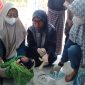 Petugas Puskesmas Pamolokan saat mengecek kondisi bayi yang ditemukan warga di Masjid Al Kautsar, Desa Pamolokan, Kecamatan Kota Sumenep.