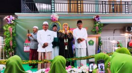 Ketum PP Muslimat NU Khofifah Indar Parawansa didampingi Pembina Majelis Dzikir Ahbabul Musthofa Al-Hasani KH. Aliyadi Mustofa dan KH. Fahmi Badri Mustofa saat launching di PPMU Al-Hasani, Karang Anyar, Kecamatan Ketapang, Sampang.