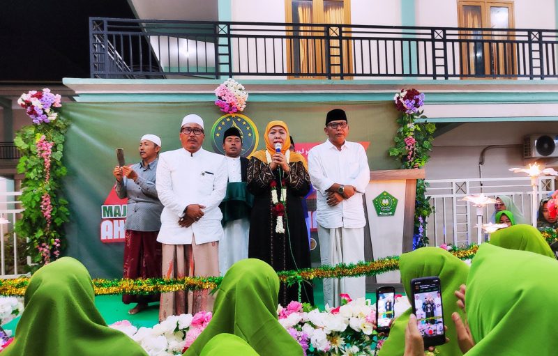 Ketum PP Muslimat NU Khofifah Indar Parawansa didampingi Pembina Majelis Dzikir Ahbabul Musthofa Al-Hasani KH. Aliyadi Mustofa dan KH. Fahmi Badri Mustofa saat launching di PPMU Al-Hasani, Karang Anyar, Kecamatan Ketapang, Sampang.