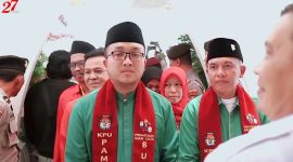 KH. Muhammad Baqir Aminatullah dan Taufadi saat mendaftar ke KPU Pamekasan beberapa waktu lalu.