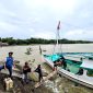 Kru PT PLN UP3 Madura menaikkan bibit pohon ke atas perahu yang sandar di Dermaga Cangkarman, Desa Aengbaja Kenen, Kecamatan Bluto, Sumenep untuk dibawa ke Pulau Gili Raja. (FOTO: PRENGKI WIRANANDA / KLIKMADURA)