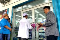 Pengasuh Pondok Pesantren Al-Falah Sumber Gayam, KH. Afifuddin Toha didampingi H. Khairul Umam yang merupakan alumni sekaligus investor utama meresmikan Kafa Mart di Jalan Raya Sumenep - Pamekasan tepatnya di depan SPBU Talang Siring Pamekasan, Kamis (2/12/2024). (FOTO: MOH. IQBALUL KHAVEI MZ / KLIKMADURA)