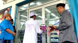 Pengasuh Pondok Pesantren Al-Falah Sumber Gayam, KH. Afifuddin Toha didampingi H. Khairul Umam yang merupakan alumni sekaligus investor utama meresmikan Kafa Mart di Jalan Raya Sumenep - Pamekasan tepatnya di depan SPBU Talang Siring Pamekasan, Kamis (2/12/2024). (FOTO: MOH. IQBALUL KHAVEI MZ / KLIKMADURA)