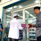 Pengasuh Pondok Pesantren Al-Falah Sumber Gayam, KH. Afifuddin Toha didampingi H. Khairul Umam yang merupakan alumni sekaligus investor utama meresmikan Kafa Mart di Jalan Raya Sumenep - Pamekasan tepatnya di depan SPBU Talang Siring Pamekasan, Kamis (2/12/2024). (FOTO: MOH. IQBALUL KHAVEI MZ / KLIKMADURA)