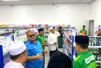 H. Khairul Umam (Haji Her) selaku alumni Ponpes Al Falah Sumber Gayam sekaligus investor utama berbincang dengan pegawai Kafa Mart usai peresmian.