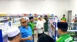 H. Khairul Umam (Haji Her) selaku alumni Ponpes Al Falah Sumber Gayam sekaligus investor utama berbincang dengan pegawai Kafa Mart usai peresmian.