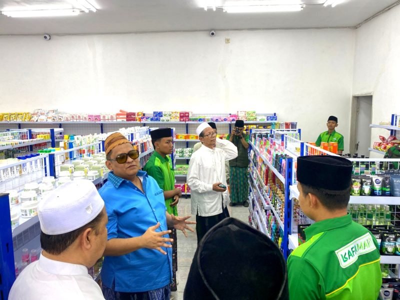 H. Khairul Umam (Haji Her) selaku alumni Ponpes Al Falah Sumber Gayam sekaligus investor utama berbincang dengan pegawai Kafa Mart usai peresmian.