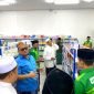 H. Khairul Umam (Haji Her) selaku alumni Ponpes Al Falah Sumber Gayam sekaligus investor utama berbincang dengan pegawai Kafa Mart usai peresmian.
