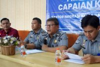 Pelaksana harian (Plh) Kantor Imigrasi Kelas II Non TPI Pamekasan, R. Pandu Bayuaji (pegang mik) saat memimpin press rilis akhir tahun 2024.