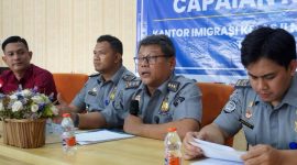 Pelaksana harian (Plh) Kantor Imigrasi Kelas II Non TPI Pamekasan, R. Pandu Bayuaji (pegang mik) saat memimpin press rilis akhir tahun 2024.