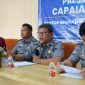 Pelaksana harian (Plh) Kantor Imigrasi Kelas II Non TPI Pamekasan, R. Pandu Bayuaji (pegang mik) saat memimpin press rilis akhir tahun 2024.