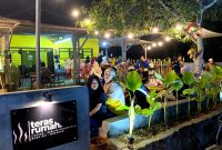 Pecinta kuliner menikmati hidangan seblak dan makanan lainnya saat peresmian Kafe Teras Rumah di Desa Laden, Kecamatan Kota Pamekasan. (MOH. IQBALUL KHAVEI MZ / KLIK MADURA)