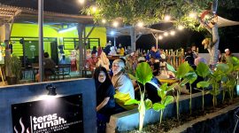 Pecinta kuliner menikmati hidangan seblak dan makanan lainnya saat peresmian Kafe Teras Rumah di Desa Laden, Kecamatan Kota Pamekasan. (MOH. IQBALUL KHAVEI MZ / KLIK MADURA)