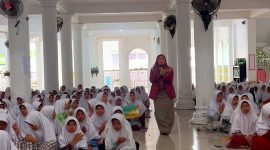 Direktur Klik Madura Sari Purwati saat menyampaikan materi tentang penulisan artikel di hadapan ribuan santri TMI Putri Ponpes Al-Amien Prenduan.