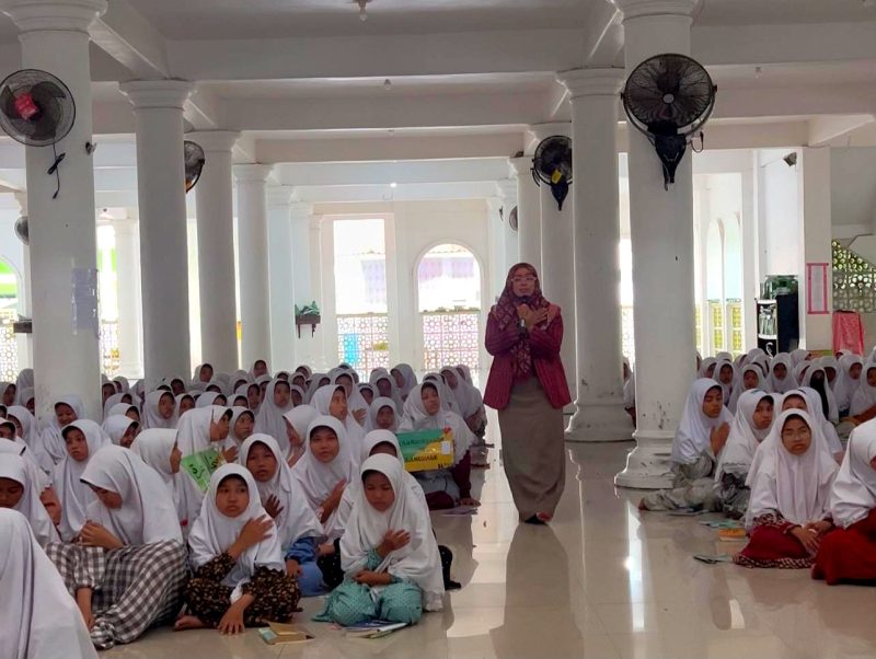 Direktur Klik Madura Sari Purwati saat menyampaikan materi tentang penulisan artikel di hadapan ribuan santri TMI Putri Ponpes Al-Amien Prenduan.