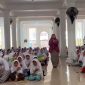 Direktur Klik Madura Sari Purwati saat menyampaikan materi tentang penulisan artikel di hadapan ribuan santri TMI Putri Ponpes Al-Amien Prenduan.