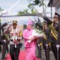 Kapolres Sampang AKBP Hartono bersama Ny. Daru Hartono melewati payung pora saat tiba di Mapolres Sampang.