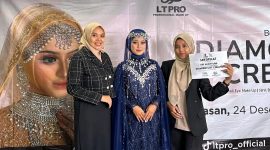 Sri Wahyuni (paling kanan) usai mengikuti pelatihan di Pamekasan beberapa waktu lalu.