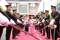 Kapolres Pamekasan AKBP Hendra Eko Triyulianto saat disambut tradisi pedang pora di halaman Mapolres Pamekasan.