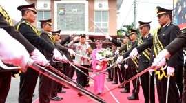 Kapolres Pamekasan AKBP Hendra Eko Triyulianto saat disambut tradisi pedang pora di halaman Mapolres Pamekasan.