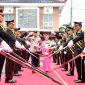 Kapolres Pamekasan AKBP Hendra Eko Triyulianto saat disambut tradisi pedang pora di halaman Mapolres Pamekasan.