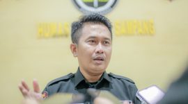 Kasi Humas Polres Sampang Ipda Andi Amin S saat memberikan keterangan pers. (DOK. POLRES SAMPANG)
