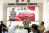 Kapolres Pamekasan AKBP Hendra Eko Triyulianto saat menyapa insan jurnalis pada kegiatan Piramida di Mapolres Pamekasan.