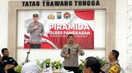 Kapolres Pamekasan AKBP Hendra Eko Triyulianto saat menyapa insan jurnalis pada kegiatan Piramida di Mapolres Pamekasan.