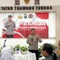 Kapolres Pamekasan AKBP Hendra Eko Triyulianto saat menyapa insan jurnalis pada kegiatan Piramida di Mapolres Pamekasan.