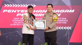 Bupati Sumenep Achmad Fauzi Wongsojudo menyerahkan penghargaan kepada Kapolres Sumenep AKBP Henri Noveri Santoso yang dinilai sukses menjadi inisiator ketahanan pangan dalam rangka mendukung Program Asta Cita Presiden Prabowo.