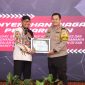 Bupati Sumenep Achmad Fauzi Wongsojudo menyerahkan penghargaan kepada Kapolres Sumenep AKBP Henri Noveri Santoso yang dinilai sukses menjadi inisiator ketahanan pangan dalam rangka mendukung Program Asta Cita Presiden Prabowo.