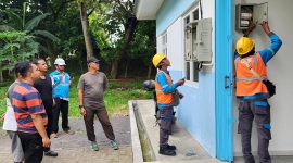 ANDAL: Petugas PLN ULP Pamekasan instalasi listrik di Dapur Umum Satuan Pelayanan Pemenuhan Gizi (SPPG) di Markas Kodim 0826 Pamekasan, Jumat (24/1/2025).