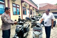 Kasi Humas Polres Pamekasan AKP Sri Sugiarto didampingi KBO Satreskrim Iptu Herman Jayadi menunjukkan barang bukti sepeda motor hasil curian di Mapolres Pamekasan.