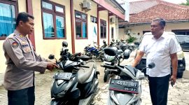Kasi Humas Polres Pamekasan AKP Sri Sugiarto didampingi KBO Satreskrim Iptu Herman Jayadi menunjukkan barang bukti sepeda motor hasil curian di Mapolres Pamekasan.