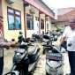 Kasi Humas Polres Pamekasan AKP Sri Sugiarto didampingi KBO Satreskrim Iptu Herman Jayadi menunjukkan barang bukti sepeda motor hasil curian di Mapolres Pamekasan.